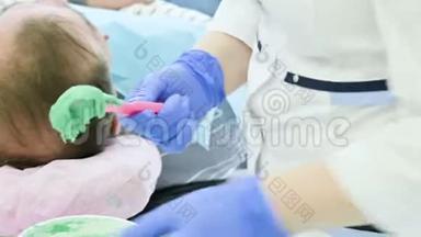 牙科混合部件的手的特写，用于从下颌和咬合处去除牙形的复合预制件